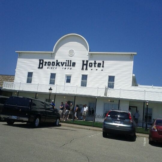 Foto tomada en Brookville Hotel  por Braeden W. el 5/5/2012