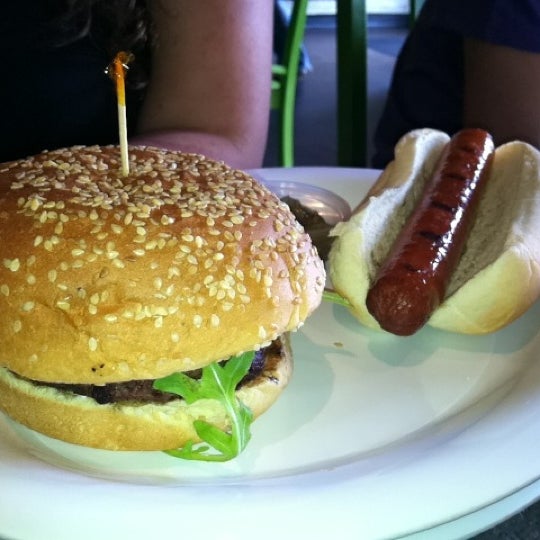Снимок сделан в CG Burgers-Merrick пользователем Ari D. 6/9/2012