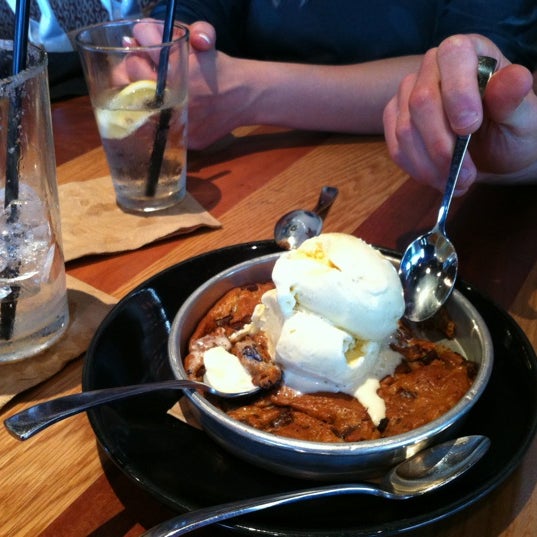 Photo taken at BJ&#39;s Restaurant &amp; Brewhouse by Paulo J. on 4/24/2012