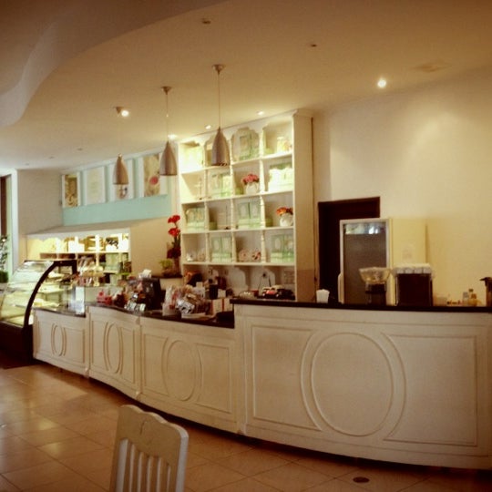 8/22/2012にFelix C.がThree to Five Afternoon Tea Cafeで撮った写真