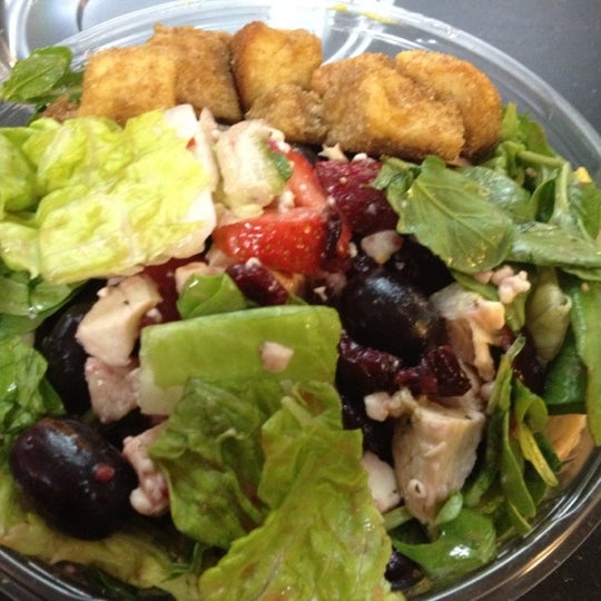 5/22/2012 tarihinde Jessica G.ziyaretçi tarafından Giardino Gourmet Salads-Downtown Miami'de çekilen fotoğraf