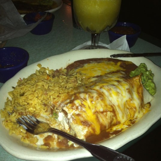 Das Foto wurde bei La Bamba Mexican &amp; Spanish Restaurant von Sally N. am 4/2/2012 aufgenommen