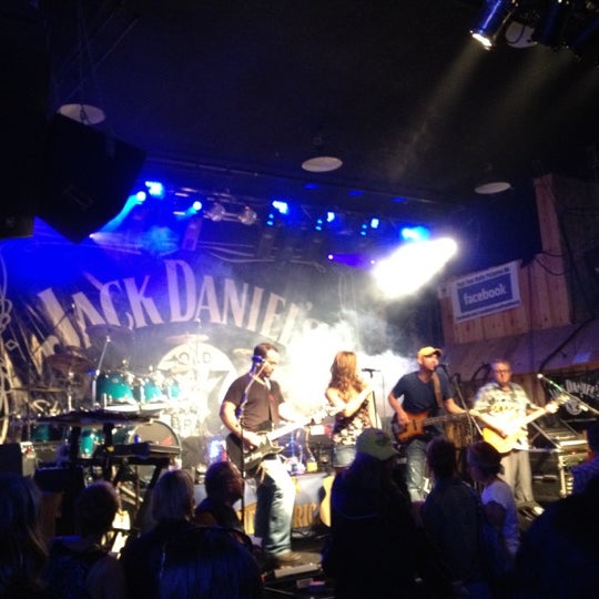 Foto scattata a Loud American Roadhouse da Dan K. il 8/12/2012