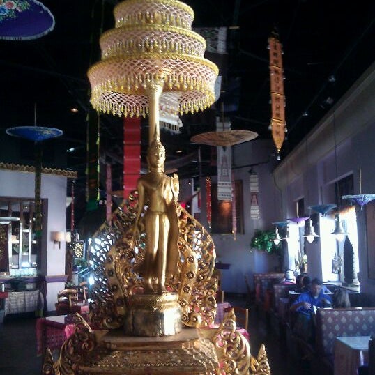 Foto diambil di Thai Thani Restaurant oleh Brian M. pada 5/20/2012