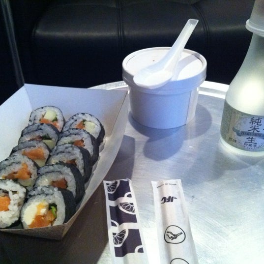 Foto tirada no(a) Rollbotto Sushi por David F. em 3/3/2012