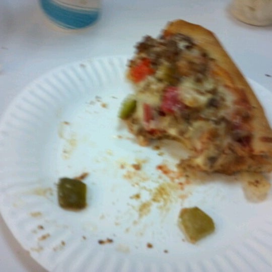 รูปภาพถ่ายที่ Cassiano&#39;s Pizza โดย Marvin W. เมื่อ 6/30/2012