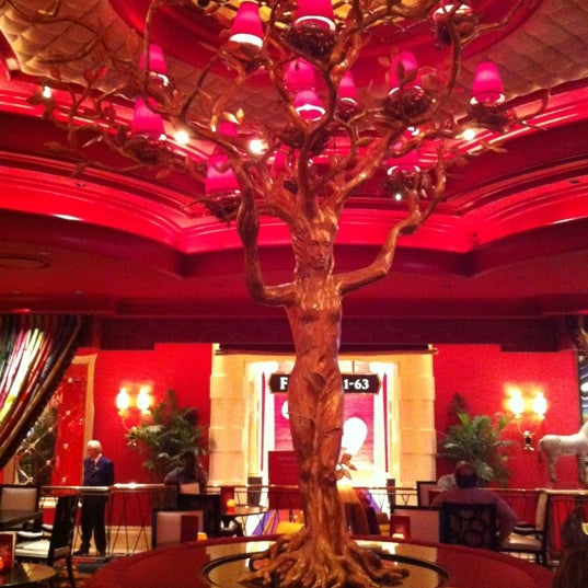 7/12/2012 tarihinde David L.ziyaretçi tarafından Encore Lobby Bar &amp; Cafe'de çekilen fotoğraf