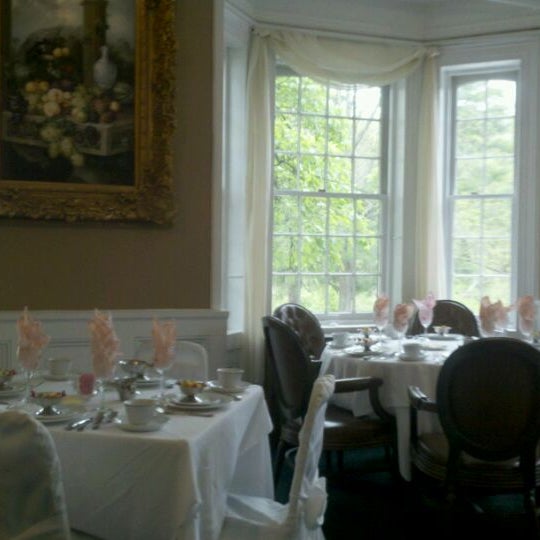 Das Foto wurde bei Le Chambord Caterers, Hotel and Restaurant von Julie M. am 5/6/2012 aufgenommen