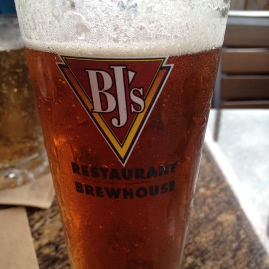 Photo taken at BJ&#39;s Restaurant &amp; Brewhouse by LaVita S. on 5/25/2012