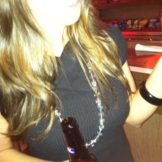 Foto tomada en Lee&#39;s Liquor Lounge  por Liz D. el 2/17/2012