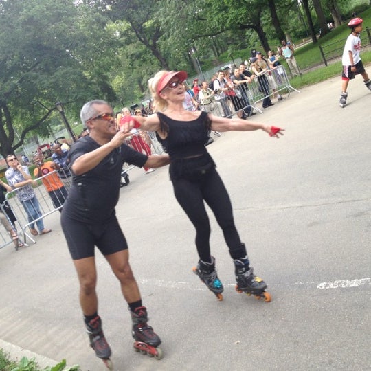 5/27/2012에 nika님이 Central Park Dance Skaters Association (CPDSA) — Free Roller Skating Rink에서 찍은 사진