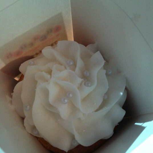 Снимок сделан в Sugarush (cupcakes, cakes &amp; candy) пользователем QTCDN 🌻 3/30/2012