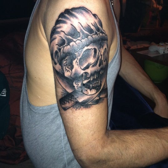 3/20/2012にMike T.がRoyal Flesh Tattoo and Body Piercingで撮った写真