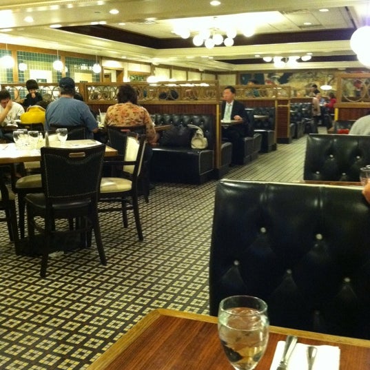 Foto tirada no(a) Colonial Diner por Karen C. em 4/8/2012
