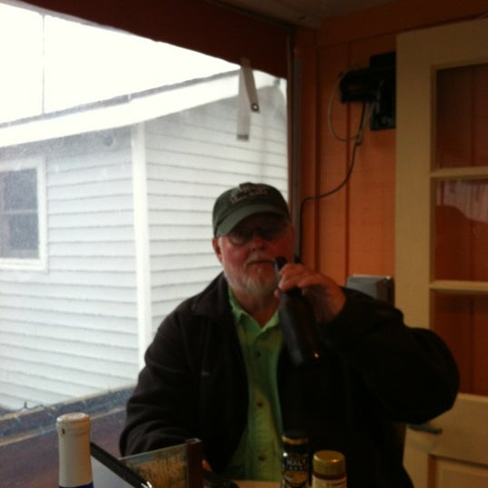 3/3/2012 tarihinde Gina S.ziyaretçi tarafından Yacht Basin Eatery'de çekilen fotoğraf
