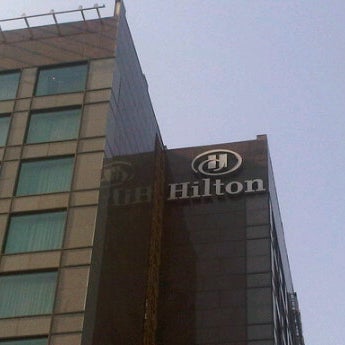 Foto tirada no(a) Hilton Chennai por Kalesh S. em 4/7/2012