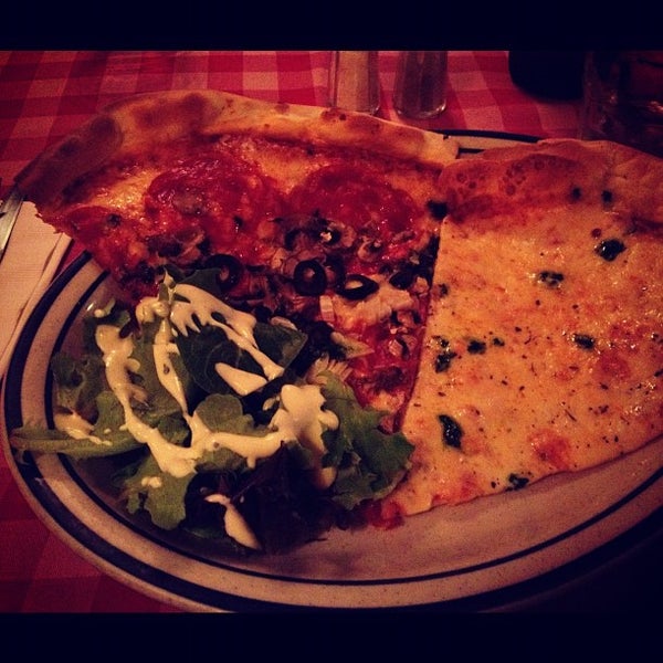 Снимок сделан в Nice Pizza пользователем Jacob R. 5/9/2012