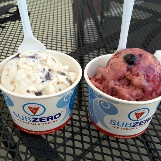 Снимок сделан в Sub Zero Ice Cream &amp; Yogurt пользователем Marina R. 8/1/2012