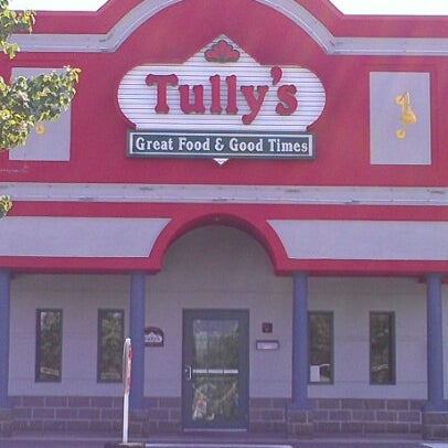 Foto tirada no(a) Tully&#39;s Good Times por Kevin P. em 8/26/2012