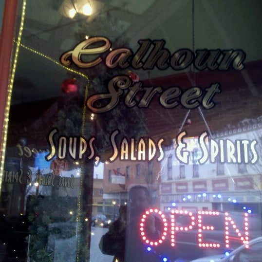 Foto tomada en Calhoun St. Soups Salads and Spirits  por Scott H. el 12/30/2011
