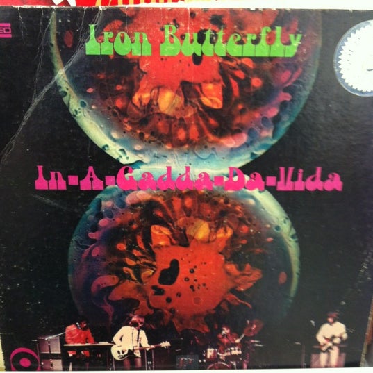 Red Racks Thrift Stores Kansas City에서 빈티지 및 중고품 판매점일