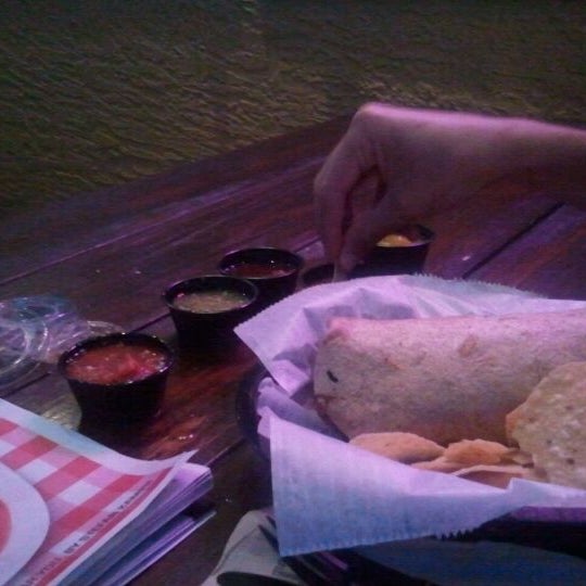 9/17/2011 tarihinde Serena B.ziyaretçi tarafından The Whole Enchilada Fresh Mexican Grill'de çekilen fotoğraf