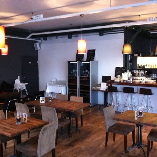 รูปภาพถ่ายที่ K3 Cafe &amp; Wine Bar โดย Eerik H. เมื่อ 11/23/2011