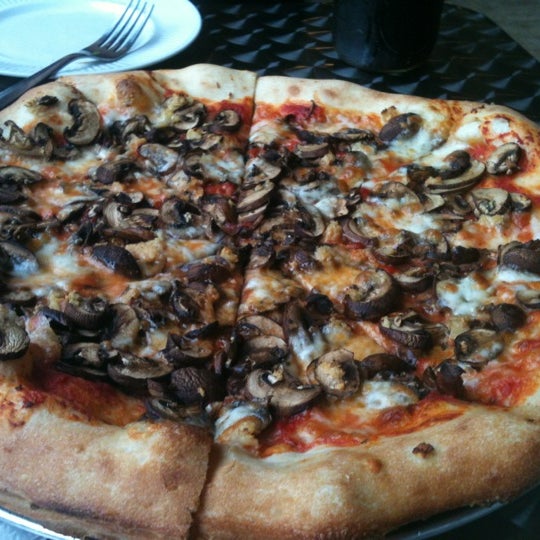 Das Foto wurde bei Element Pizza Bar von Brian W. am 3/25/2012 aufgenommen