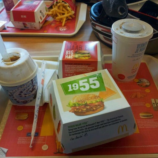 รูปภาพถ่ายที่ McDonald&#39;s โดย Herriaan F. เมื่อ 9/2/2011
