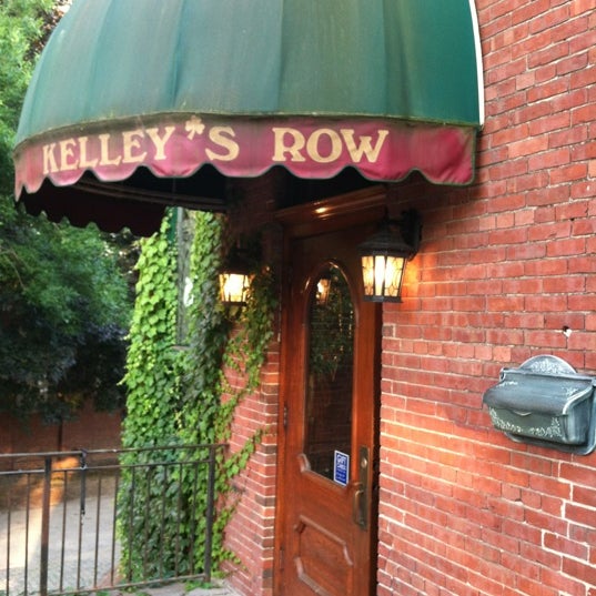 Foto scattata a Kelley&#39;s Row Restaurant &amp; Cellar Pub da Erik P. il 7/13/2012