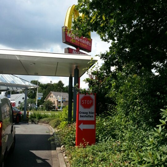 รูปภาพถ่ายที่ McDonald&#39;s โดย Jelle J. เมื่อ 7/29/2012