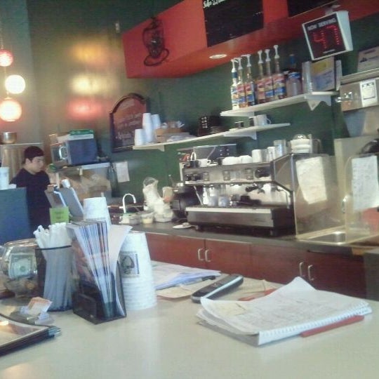 Foto diambil di Fresh &amp; Fabulous Cafe oleh Joey L. pada 10/22/2011