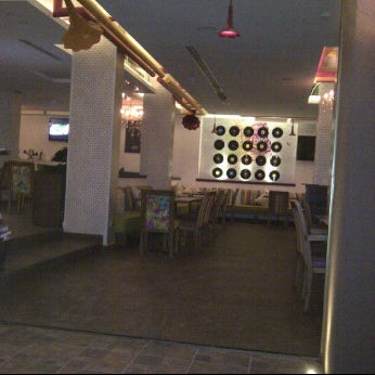 Foto tirada no(a) Vivid Restaurant &amp; Cafe Lounge por Moe K. em 6/26/2012