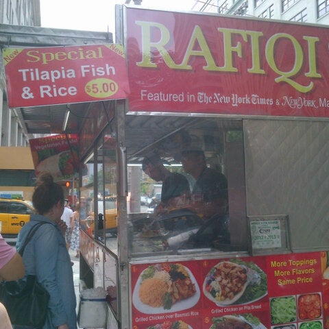 Foto tomada en Rafiqi&#39;s Halal Food  por Mark B. el 8/7/2012