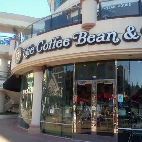 Foto tirada no(a) The Coffee Bean &amp; Tea Leaf por Andrea B. em 10/17/2011