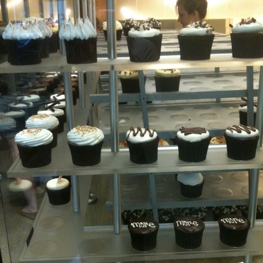 รูปภาพถ่ายที่ More Cupcakes โดย Caryn B. เมื่อ 6/23/2011