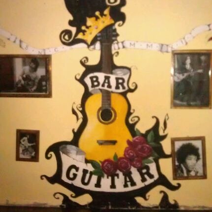รูปภาพถ่ายที่ Guitar Bar โดย Andrey M. เมื่อ 2/4/2012