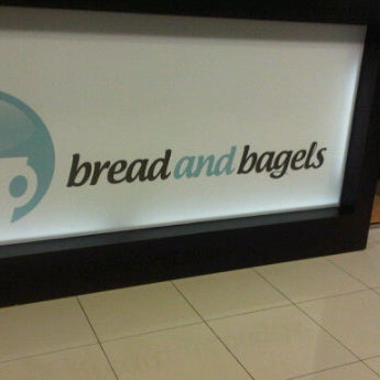 8/15/2011 tarihinde Samer S.ziyaretçi tarafından Bread and Bagels'de çekilen fotoğraf