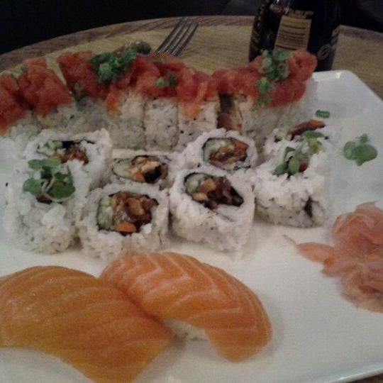 10/11/2011 tarihinde Fabio F.ziyaretçi tarafından Eastland Sushi &amp; Asian Cuisine'de çekilen fotoğraf