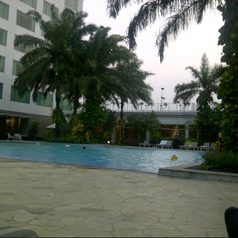 Das Foto wurde bei Poolside - Hotel Mulia Senayan, Jakarta von David L. am 8/8/2012 aufgenommen