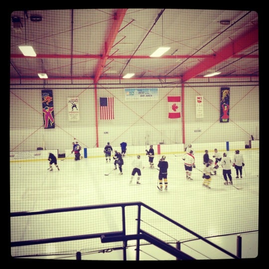 รูปภาพถ่ายที่ Oakland Ice Center โดย Lauren O. เมื่อ 3/17/2012