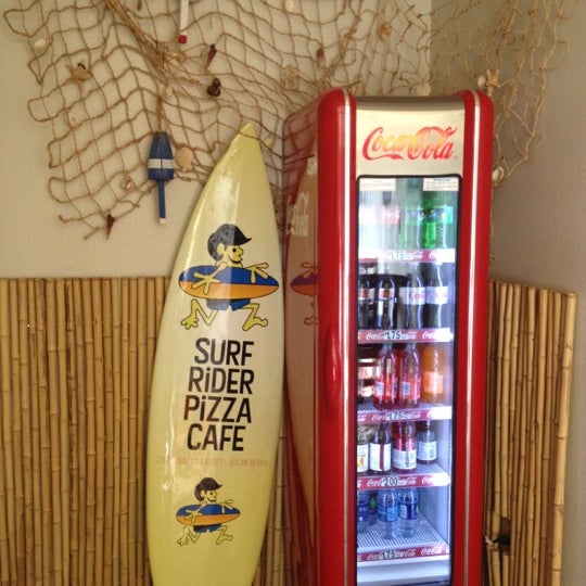 Foto tirada no(a) Surf Rider Pizza Cafe por TJ S. em 7/11/2012
