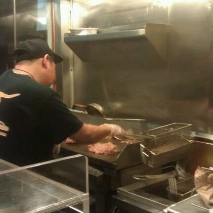 1/18/2012 tarihinde Raul J.ziyaretçi tarafından Burger One'de çekilen fotoğraf