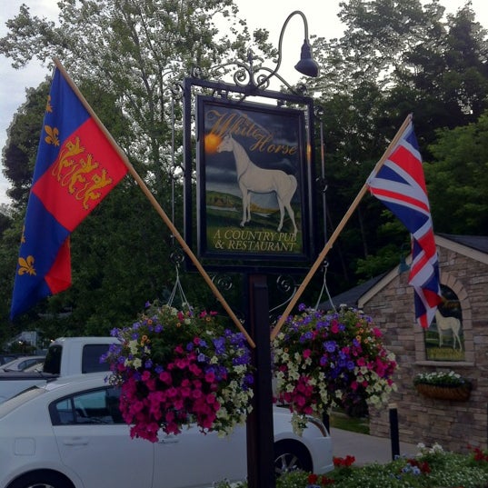 Foto scattata a White Horse Country Pub da Joseph J. il 6/24/2012