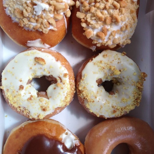 6/2/2012 tarihinde Casey M.ziyaretçi tarafından Krispy Kreme Doughnuts'de çekilen fotoğraf