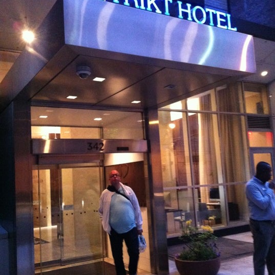 Foto tirada no(a) Distrikt Hotel por Corina H. em 5/6/2012