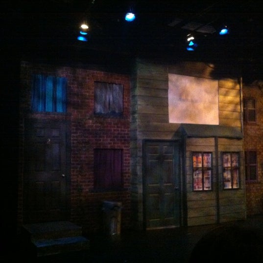 รูปภาพถ่ายที่ Lower Ossington Theatre โดย Jenn K. เมื่อ 6/29/2012