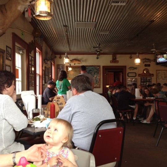 Foto tomada en Captain&#39;s Table Fish House Restaurant  por George D. el 4/3/2012
