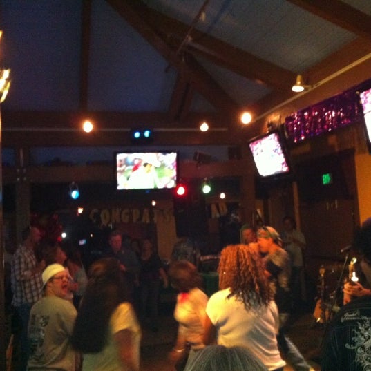 5/12/2012 tarihinde Veronica M.ziyaretçi tarafından Industry Sports Bar &amp; Grill'de çekilen fotoğraf