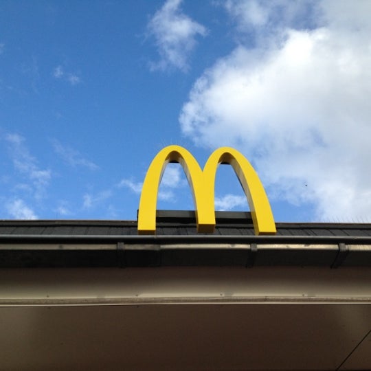 รูปภาพถ่ายที่ McDonald&#39;s โดย Randy S. เมื่อ 8/8/2012